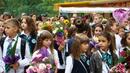 Звъни звънчето – дзън, дзън. В училищния двор широк  елате всички на урок