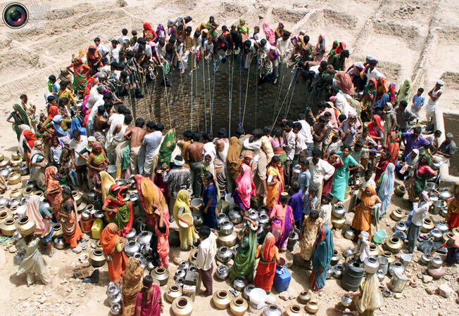  
Хората от индийско село вадят вода от кладенец. (2003 год.) Повече от 1 милиард души в Индия все още нямат достъп до питейна вода. 