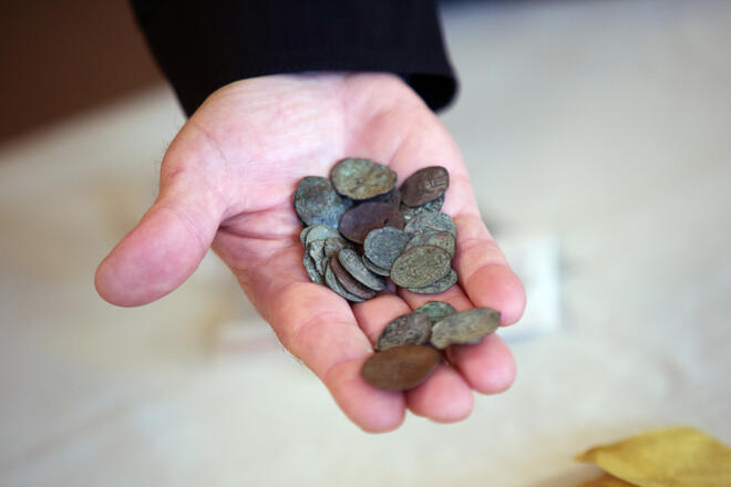 Близо 600 монети от древността са спасени от лапите на трафиканти