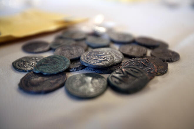 Близо 600 монети от древността са спасени от лапите на трафиканти