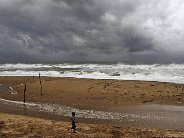 Кошмар в Източна Индия - двама загинали и 300 000 евакуирани заради циклон