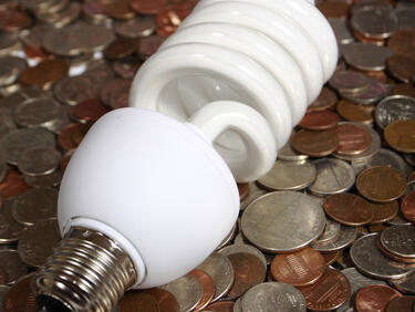 ЕК настоява да се махнат регулираните цени на тока за бита и малкия бизнес