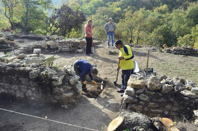 България е наистина богата! Блесна бронзов колан край Добрич 