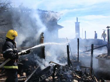 Пламна пожар в Кесарево. Мъж загина в пристройката на къщата си 