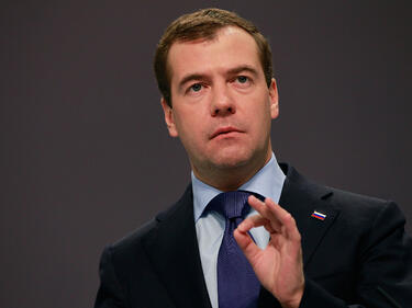 Медведев събира погледите с танцови умения
