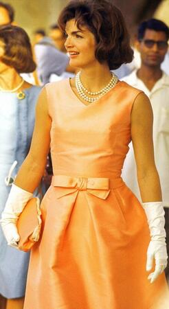  
Джаки Кенеди с рокля на знаменития дизайнер