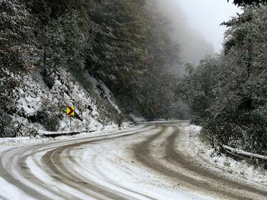 Снежната покривка затвори пътища - слагайте веригите 