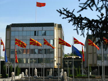 Обстрелват сградата на македонското правителство