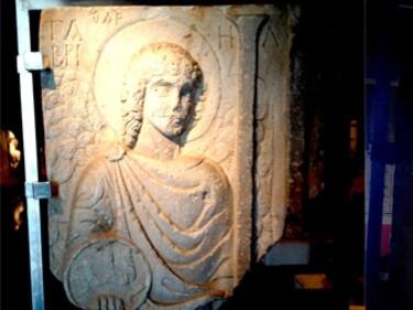 Защо на медальона на архангел Гавриил пише "Аллах"?