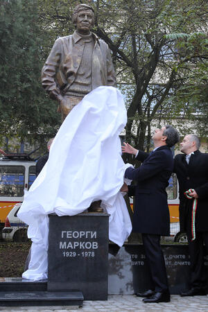 Откриха паметник на Георги Марков в столицата (СНИМКИ) 