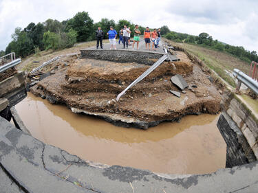 Близо 3 месеца след водния ад Приморско не може да се изправи "на крака" 