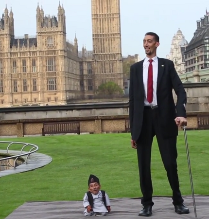 Най-високият и най-ниският мъж в света се срещнаха (ВИДЕО)