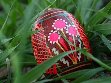 Двуметрово яйце краси храм "Св. Александър Невски" за Великден