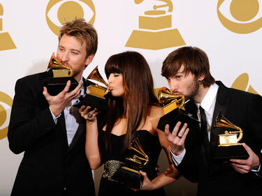 Музикантите от Lady Antebellum се радват на наградите си