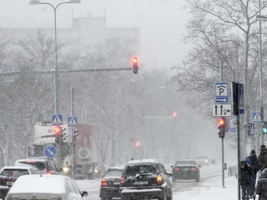 Зимата поставя препятствия на пътя - настилките са мокри и заскрежени 
