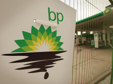 Петролният разлив още яде от печалбата на BP