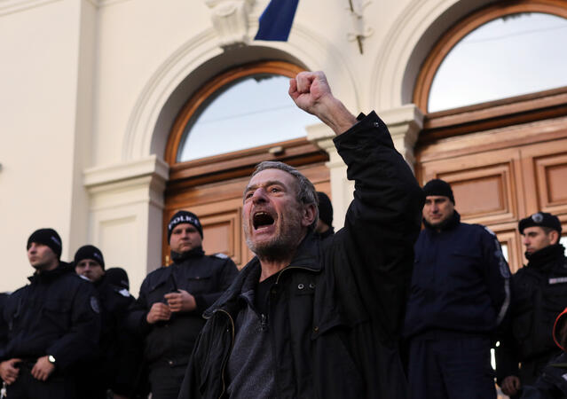 Зимата на тяхното недоволство! Артистите протестират