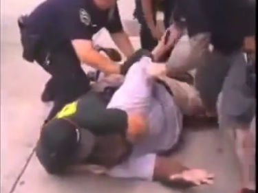 Протестиращи блокираха Ню Йорк след оневиняване на бял полицай, удушил афроамериканец (СНИМКИ/ВИДЕО)
