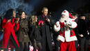 Семейство Обама запали светлините на коледното дърво до Белия дом (СНИМКИ)