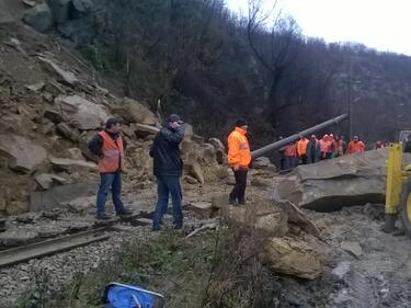 Железопътният транспорт блокиран на места заради лошото време