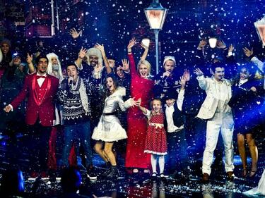 Финалисти и жури излизат заедно на сцената в коледния концерт на X Factor 