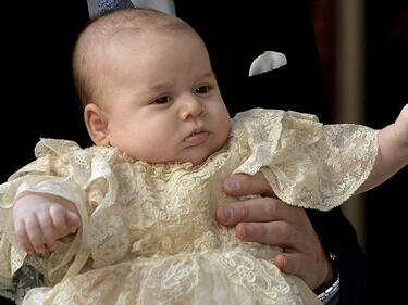 Принц Джордж със сигурност не се облича сам, но се превърна в модна икона 