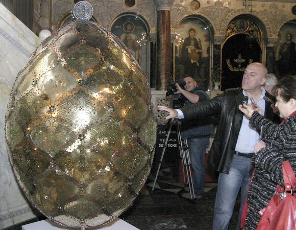 Огромно яйце от злато и кристали в "Александър Невски"
