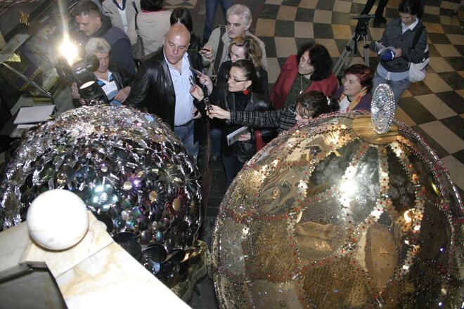 Огромно яйце от злато и кристали в "Александър Невски"
