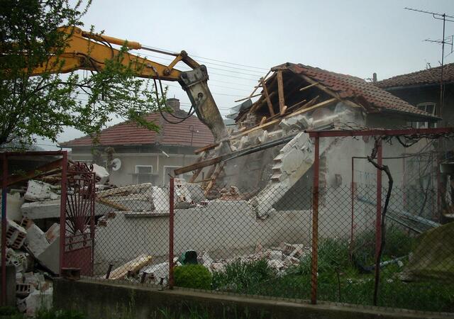 Премахнаха незаконна постройка в Дебелец