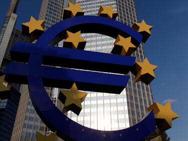 Еврото тръгна надолу след решението на ЕЦБ за Гърция