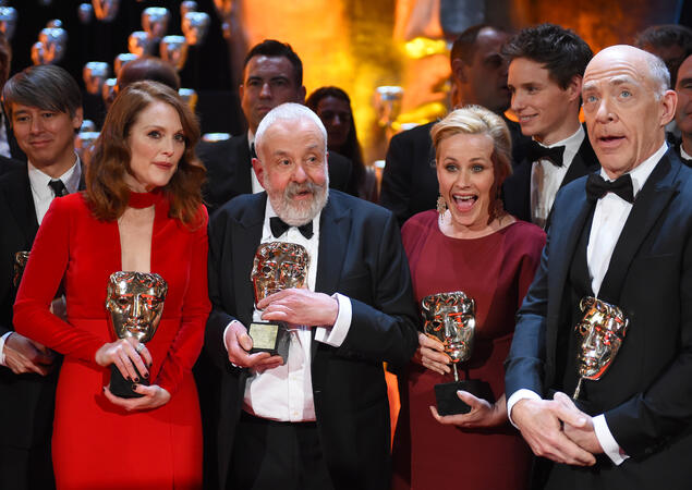  
 Джулиан Мур, Майк Лий носител на специалната награда за изключителен принос към британското кино, Патриша Аркет, носител на награда за най-добра поддържаща женска роля и Джей Кей Симънс, победител в поддържаща роля