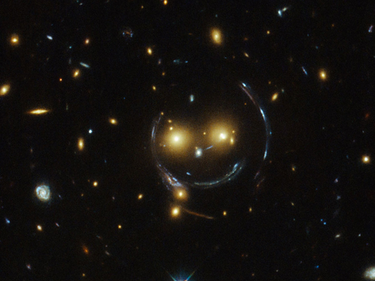 Телескопът Hubble видя усмихнатото лице на Вселената (СНИМКИ)
