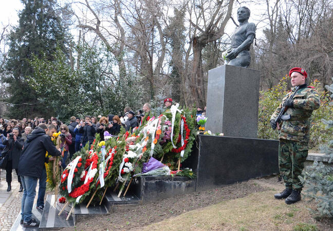 &nbsp;
В Пловдив десетки граждани и представителна военна част се събраха край паметника на Васил Левски в Пловдив, за да почетат 142-та годишнина от гибелта на Апостола. Венци и букети с цветя бяха поднесени на паметника от представители на обществени организации, партии и граждани. 