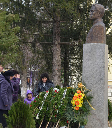 &nbsp;
Жители на Исперих почетоха паметта на Апостола на свободата Васил Левски по повод 142 години от гибелта му. Пред паметника на Левски бяха положени цветя и венци от организации, партии, много граждани.