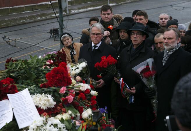 Хиляди на шествие в Москва в памет на Борис Немцов (СНИМКИ)