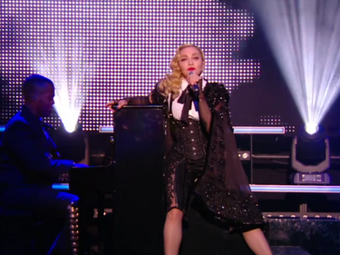 Мадона представи новата си песен в Париж с тоалет на български дизайнери (ВИДЕО)