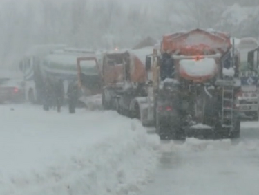 Стотици са без ток, обстановката в страната се усложнява заради снега и вятъра