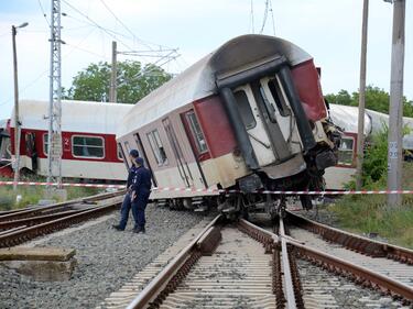 Влакът за Стара Загора се удари в паднала скала и дерайлира
