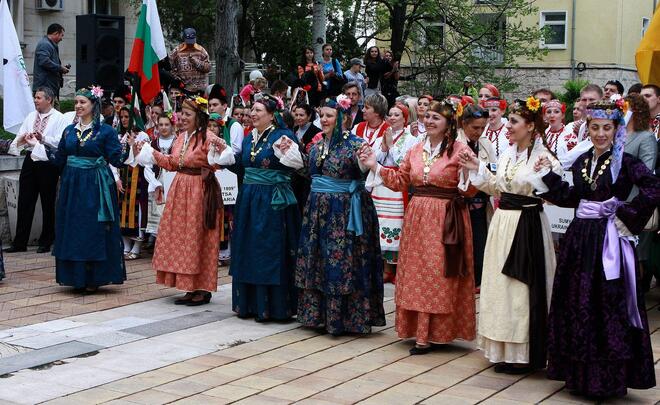 Гости от 7 държави танцуват с българите във Враца