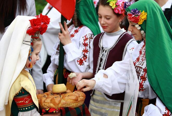 Гости от 7 държави танцуват с българите във Враца