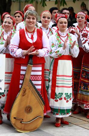 Гости от 7 държави танцуват с българите във Враца