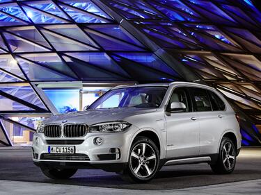 Хибридът BMW X5 вдига 120 км/ч само на ток