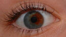 Кафявите очи стават сини и без лещи