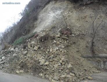 Водата активизира нови свлачища, застрашени са къщи и пътища