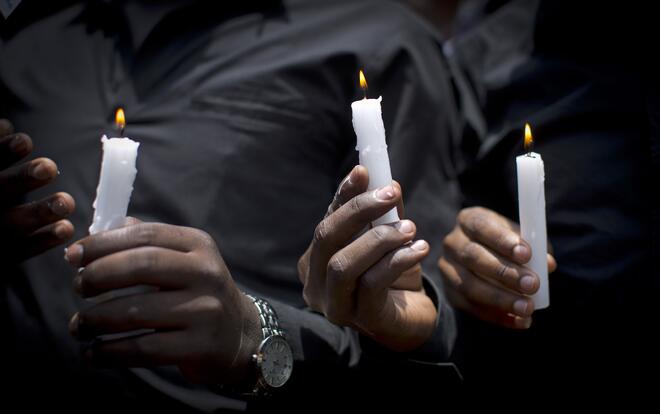 Стотици кенийци излязоха да почетат паметта на жертвите от терористичния акт в университета в Гариса
