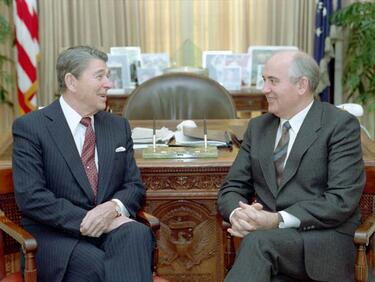 Рейгън търсил помощ от Горбачов срещу извънземно нашествие