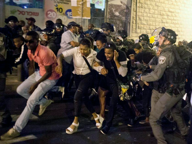 Сблъсъци между демонстранти и полицията избухнаха във Филаделфия (СНИМКИ)
