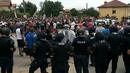 Гърмен: Полицаи пазят ромите, българите ги замерят с бутилки