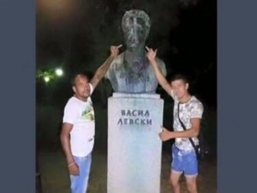 Кой показа среден пръст на Апостола?