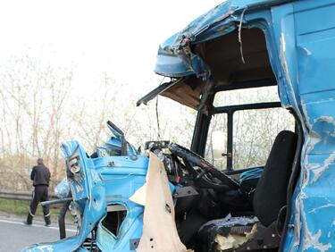 Ужасяващ инцидент на пътя, шофьор изгоря жив в ТИР
